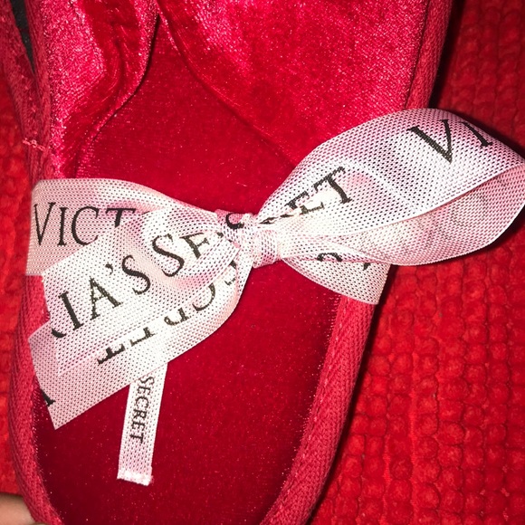 NWT Victoria Secret Red Pom Pom Slippers - Picture 5 of 8